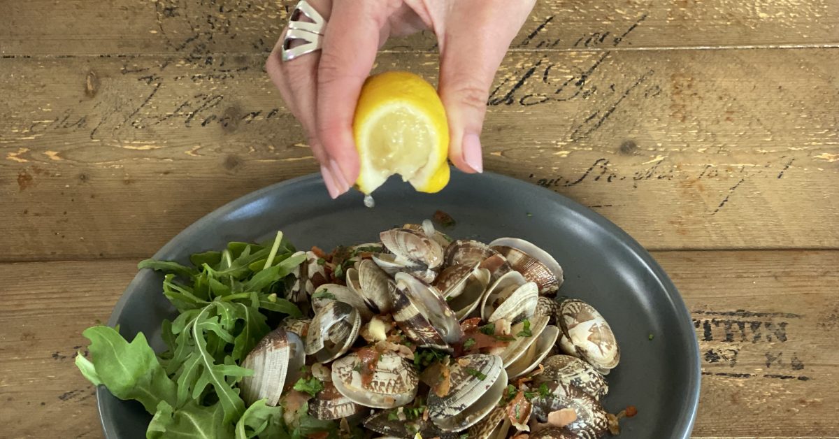 15 Minute Gourmet – Garlic chilli clams